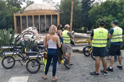Scopri la città del messico in e-bike tra roma, reforma e chapultepec, con degustazioni di tacos e churros. guida locale, soste golose e prenotazione facile.