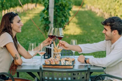 Desacelere nos vinhedos de lazise—prove vinhos locais, azeite de oliva do lago de garda e queijos com um guia da família. inclui pelo menos 6 degustações, petiscos e histórias.