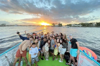 Lachen mit der crew, an mega-yachten vorbeischippern und unter den lichtern der innenstadt tanzen – fort lauderdale abend-bootstour mit eigener verpflegung, kühlbox und musik inklusive.