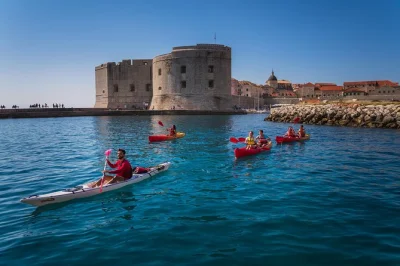 Erlebe die adriaküste bei einer kajaktour von dubrovniks altstadt zur insel lokrum, schnorchle in versteckten höhlen und paddel unter den alten stadtmauern. inklusive ausrüstung und lokalem guide.