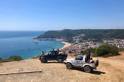 Sinta o vento em um jeep clássico pela arrábida, explore uma gruta escondida, faça um lanche entre montanha e mar e relaxe na praia de galapinhos. inclui traslado.