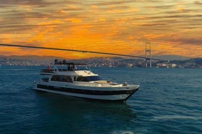 Scopri istanbul dal bosforo al tramonto con crociera in yacht di lusso, transfer inclusi, guida locale, baklava e bevande. prenota ora il tuo posto!