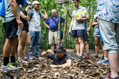 Erlebe die geschichte der cu chi tunnel, probiere guerilla-kassava und fahre durch reisfelder – halbtägige tour ab ho chi minh mit hotelabholung inklusive.