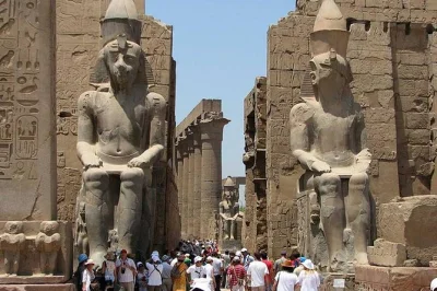 Sinta a história viva de luxor em um passeio de um dia saindo de hurghada — caminhe entre as colunas de karnak, atravesse o nilo de barco, visite tumbas reais e almoce com os locais. transporte inc