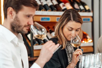 Mitten in bordeaux erwartet dich eine lockere weinverkostung mit regionalen käsesorten, charcuterie und fachkundiger begleitung – inklusive aller proben, infomaterial und snacks.