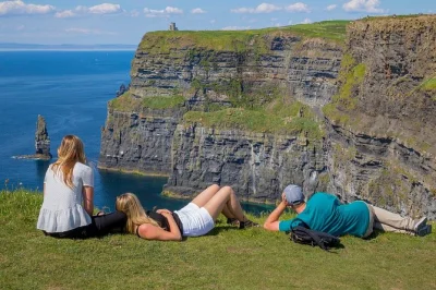 Scopri l’irlanda da dublino: giant’s causeway, le mura di derry, il bacio alla blarney stone in un tour di 6 giorni con pernottamenti e trasporti inclusi.