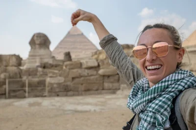 Descubre templos milenarios en un crucero por el nilo, visita las pirámides de guiza y explora las tumbas de luxor con guías privados. todo incluido con traslados y vuelos internos.