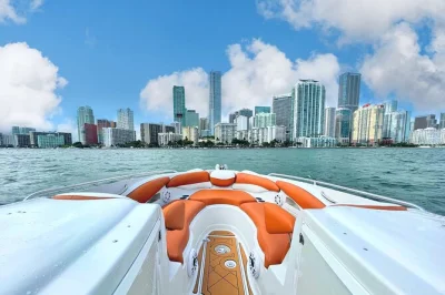 Erlebe miami vom wasser aus bei einer privaten bootstour mit kapitän für bis zu 12 personen. genieße skyline, fisher island und eine schwimmende wasser-matte. inklusive wasserflaschen.
