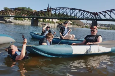 Scivola nel centro di praga in canoa o paddleboard, passa sotto ponti storici, osserva la natura e preparati a bagnarti—attrezzatura, armadietti e guida locale inclusi.