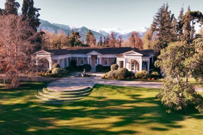 Découvrez l’histoire des caves concha y toro à santiago, dégustez 10 vins d’exception accompagnés de fromages, et profitez d’une vue imprenable sur la vallée de pirque. transferts en groupe