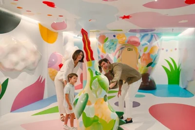 Descubra em barcelona o white rabbit com 10 salas de arte imersiva, lendas catalãs e surpresas sensoriais, a poucos passos da casa batlló. inclui entrada e delícias locais.