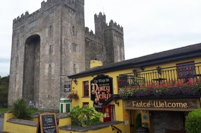 Découvrez les falaises de moher et le château de bunratty lors d’une visite privée en mini-bus depuis killarney. guide, eau et dépose flexible à galway inclus.