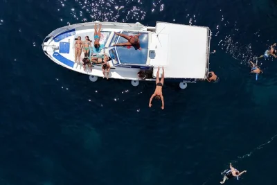 Sicilia, san vito lo capo y scopello: paseo en barco en grupo pequeño con paradas para nadar en cuevas marinas, aperitivo local y equipo de snorkel incluido.