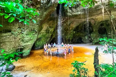 Siente la frescura de la cascada iracema, explora las cuevas amazónicas y nada en una laguna cristalina en esta excursión de un día desde manaus con traslado y almuerzo incluidos.