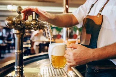 Scopri la cultura dei pub di praga con un tour a piedi in piccolo gruppo, assaggia tre birre locali, gusta una cena ceca autentica e ascolta le storie di una guida del posto—ritrovo in centro città