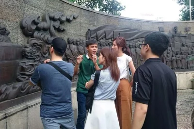 Descubre ho chi minh en un tour privado en scooter, desde monumentos coloniales franceses hasta templos escondidos y paradas para café. incluye recogida en hotel, guía y entradas.