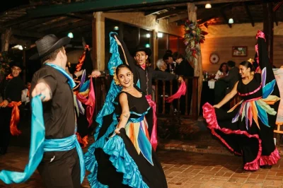 Goditi una cena tipica costaricana, danze folkloristiche dal vivo e il tramonto su san josé in una casa storica del xix secolo—con pickup, cocktail di benvenuto e guida locale inclusi.