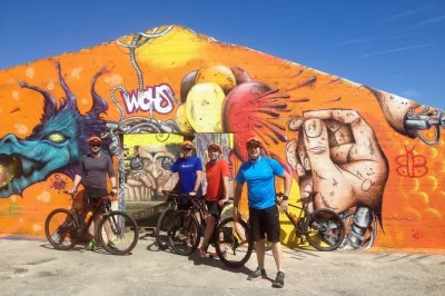 Percorra os bairros vibrantes de ghent, descubra arte de rua, converse com moradores e leve uma foto polaroid de lembrança. inclui mountain bike, capacete e garrafa d'água.