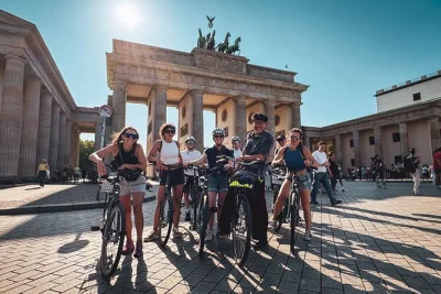Descubre berlín en bici con guía local, pasando por la puerta de brandeburgo, la isla de los museos y rincones secretos. incluye bici, casco y guía experto.