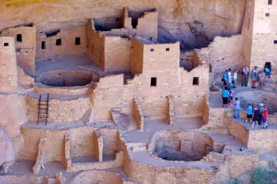 Erlebe die alten felswohnungen in mesa verde, erkunde cliff palace mit ranger und genieße den panoramablick auf four corners. inkl. abholung in durango, parkeintritt und snacks.