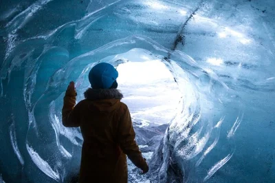 Scopri la grotta di ghiaccio blu di katla, cammina sulle spiagge nere di vík e ascolta il fragore di skógafoss. include pick-up da reykjavík e guida esperta del ghiacciaio.