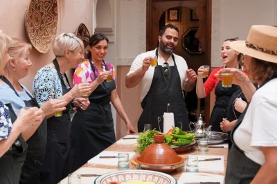 Entdecke marrakeschs medina bei einer geführten markttour, lerne marokkanisch kochen im riad und genieße ein gemeinsames essen. inklusive rezepte und spezialdiäten.