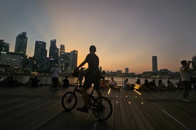 Feel the city shift from day to night on a singapore bike tour through kampong glam, little india, chinatown & marina bay. includes guide, bike rental & snack.