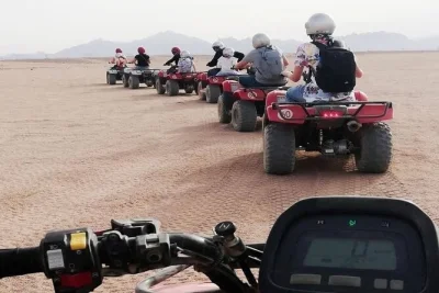 Erlebe die marsa alam wüste auf dem quad, reite kamele mit beduinen und genieße ein traditionelles abendessen. inkl. abholung und guide.