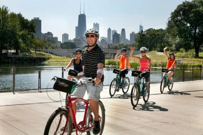 Siente el pulso de chicago en un tour en bici por la ciudad—recorre el lakefront trail, descubre millennium park y grant park con guía local y todo el equipo incluido.