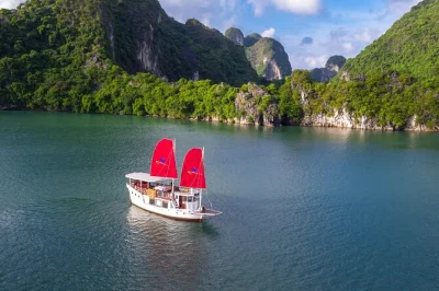 Descubre la tranquilidad de la bahía de halong en un crucero privado de un día. navega en kayak cerca del pueblo flotante de cua van, explora la cueva tien ong y disfruta de un almuerzo fresco con r