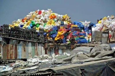 Erlebe dharavi in mumbai mit lokalen studenten, entdecke recyclinghöfe und schlendere durch enge gassen – eine kleine gruppe, echte einblicke inklusive.