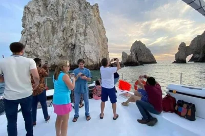 Vivi la brezza di una crociera al tramonto a cabo san lucas con drink illimitati, snack e sosta a el arco. open bar incluso e guida locale—prenota subito il tuo posto.