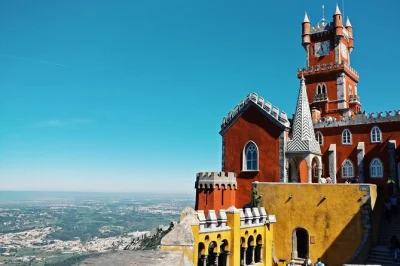 Tour privado em sintra e cascais com palácio da pena, quinta da regaleira, cabo da roca e doces típicos. busca no hotel, guia expert e roteiro flexível.