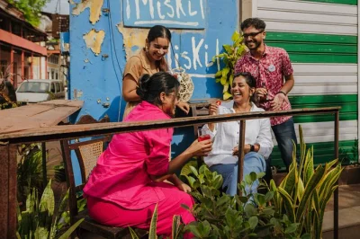 Explorez les quartiers latins de panjim à goa lors d’une balade gourmande, dégustez snacks et boissons locales avec un guide passionné. toutes les dégustations incluses, ambiance conviviale.