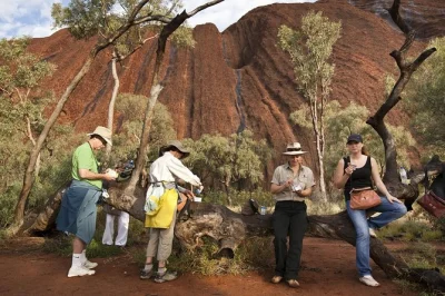 Despierta para una caminata al amanecer alrededor de uluru, escucha las historias anangu y disfruta un picnic con desayuno en el outback. incluye recogida en hotel y guía en grupo pequeño.