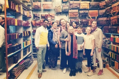 Erlebe udaipurs paläste, gärten und seen bei einer privaten autotour mit optionalem guide und hotelabholung. inklusive bootsfahrt auf dem lake pichola.