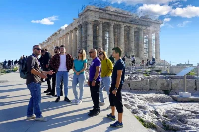 Descubre atenas en bici eléctrica, visita de cerca la acrópolis y el partenón, explora plaka y disfruta de un tour en grupo pequeño con entradas y equipo incluidos.