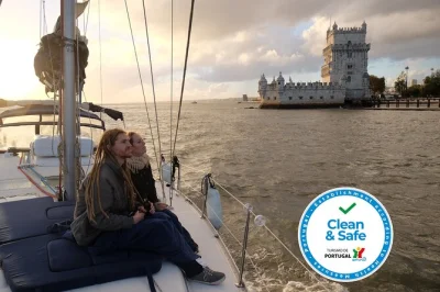 Découvrez lisbonne depuis le tage lors d’une croisière en voilier tranquille, admirez la tour de belém et le pont du 25 avril, tout en sirotant un verre de vin au fil de l’eau.