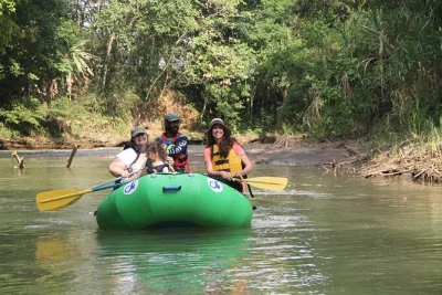 Deslize tranquilo pelo rio peñas blancas perto de la fortuna, observe a vida selvagem com guia local, saboreie frutas frescas e termine com um almoço orgânico típico da costa rica e suco de cana.