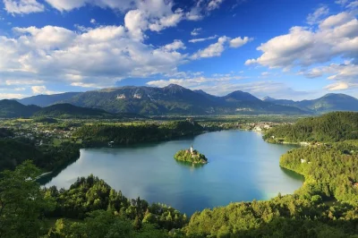 Découvrez la magie du lac de bled lors d'une excursion en petit groupe depuis ljubljana, embarquez sur un bateau pletna traditionnel vers l'île de bled, visitez le château et savourez la célèbre 