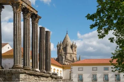 Descubra Évora em um passeio privado de um dia saindo de lisboa. visite o templo romano, a catedral e a capela dos ossos com guia local e transporte de luxo em mercedes.