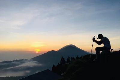 Desperte em bali para uma trilha no monte batur ao nascer do sol, admire o lago batur e as vistas vulcânicas, e desfrute de café da manhã no topo. inclui transfer e guia local.