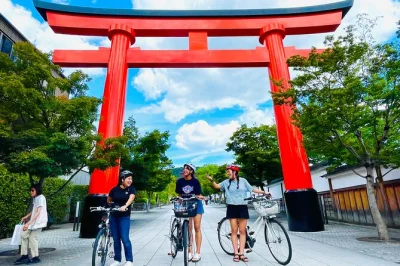 Recorre con guía local en e-bike las callejuelas de kyoto, los callejones de geishas en gion y el icónico santuario fushimi inari—incluye snacks, casco y agua.