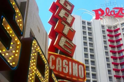 Descubra a história de las vegas no centro da cidade com um tour a pé pela fremont street, seus neons, lendas dos cassinos, histórias do museu da máfia e dicas locais. inclui headset e guia especi