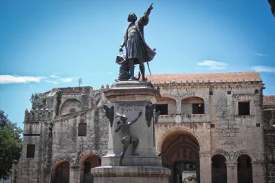 Explore as ruas coloniais de santo domingo, visite a primeira catedral das américas e saboreie um almoço típico dominicano. inclui traslado e guia local.