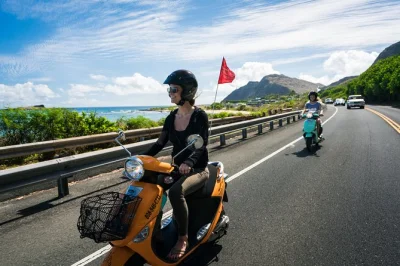 Découvrez oahu en scooter, casque inclus, avec cours pour débutants et cartes locales. explorez plages et coins secrets à votre rythme, loin des foules.