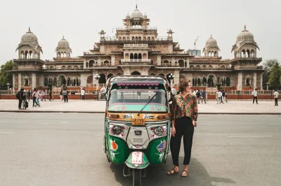 Explore as ruas vibrantes de jaipur de tuk tuk, visite amber fort, hawa mahal e panna meena stepwell com um motorista local. inclui transporte e busca no hotel.