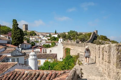 Descubre las calles medievales de Óbidos con un guía local, visita su castillo antiguo, prueba la ginjinha en copa de chocolate y conoce una capilla convertida en librería. todo incluido.