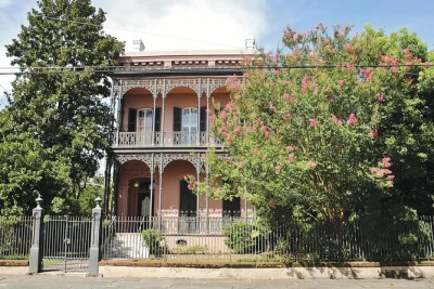 Erkunde den garden district in new orleans mit einem lokalen guide, entdecke promi-häuser, drehorte und spannende geschichten aus dem american sector. rollstuhlgerecht inklusive.