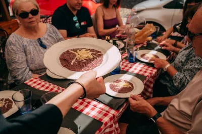Comece seu dia em verona com espresso e doces, explore as ruas históricas, almoce risoto ao amarone e prove vinhos locais. guia e todas as degustações inclusas.